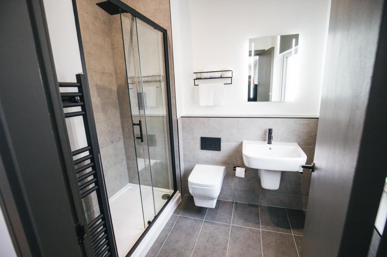 סלפורד Black Lion Hotel Manchester מראה חיצוני תמונה
